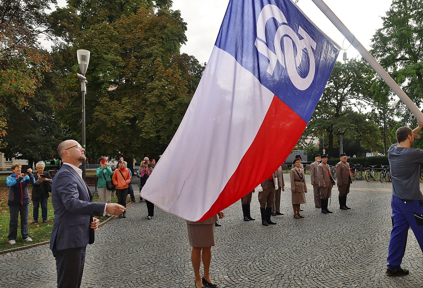 Sokolská vlajka nad krajským úřadem