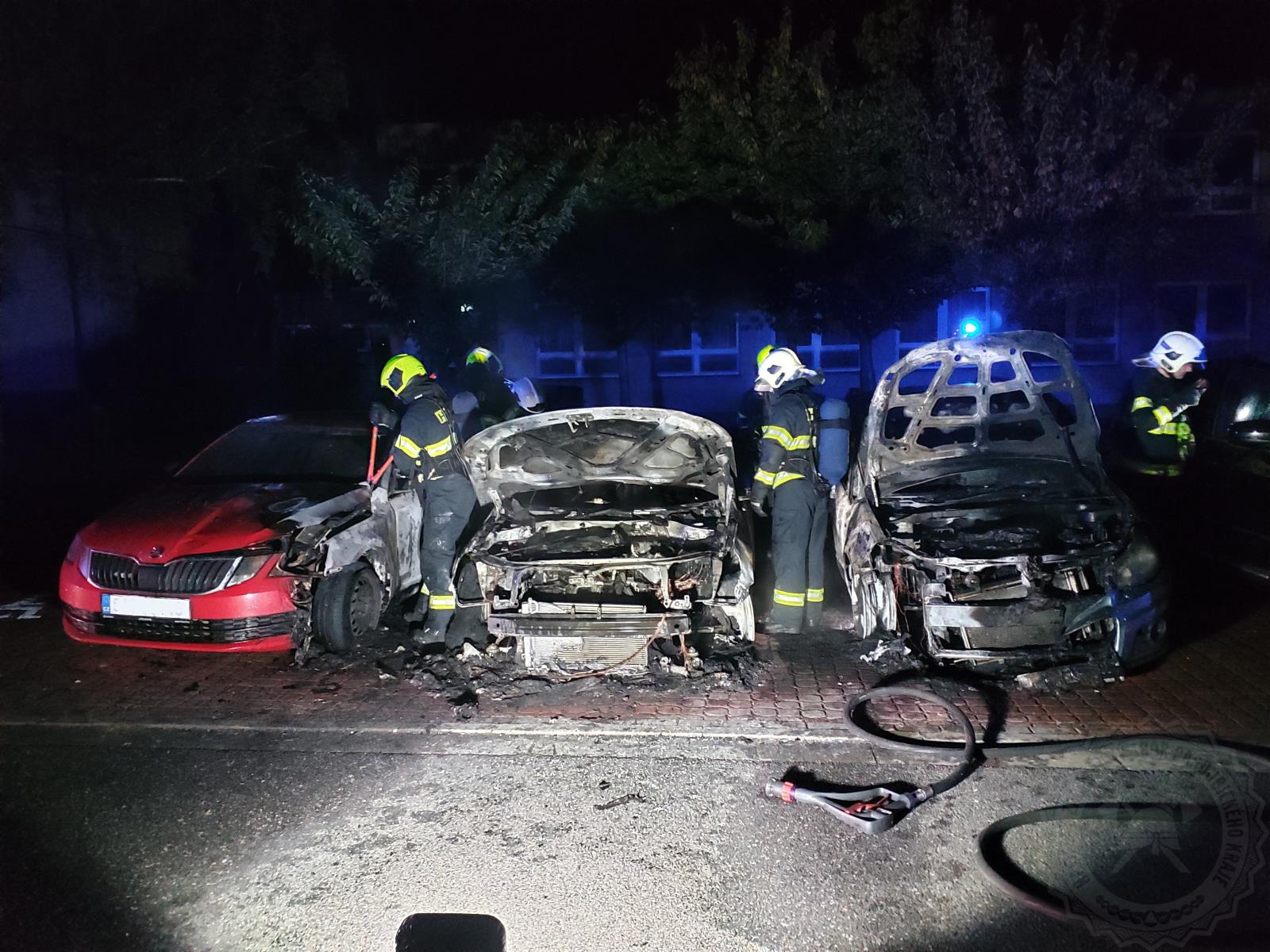 Plameny poničily tři auta
